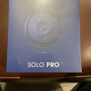 Beats by Dr. Dre- Blue (Pharrell Williams)